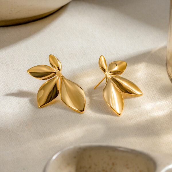 Leaf Radiance Earring - Image 5
