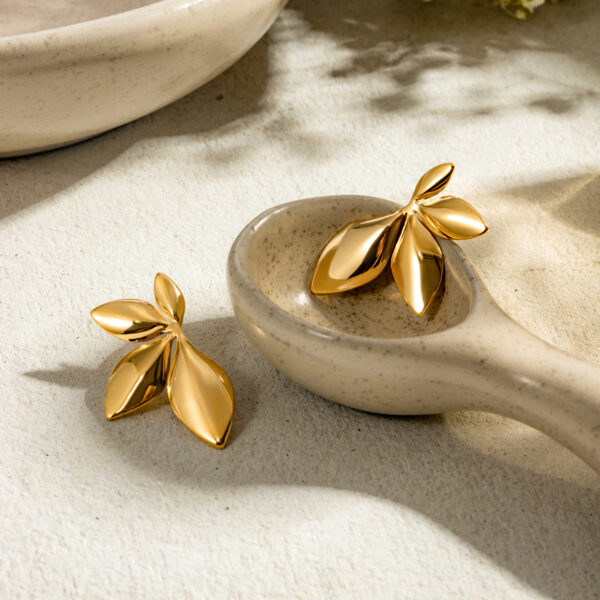Leaf Radiance Earring - Image 3